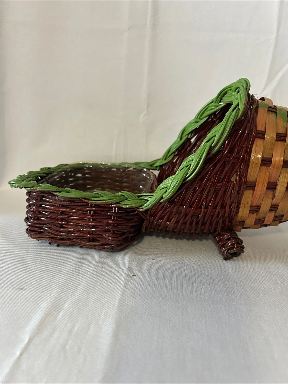 VTG two-tone wicker/rattan cornucopia basket with an attached tray base